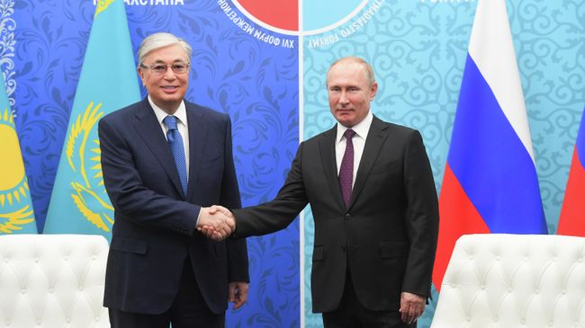В Омске Путин и Токаев осмотрели стенды с видеопрезентацией