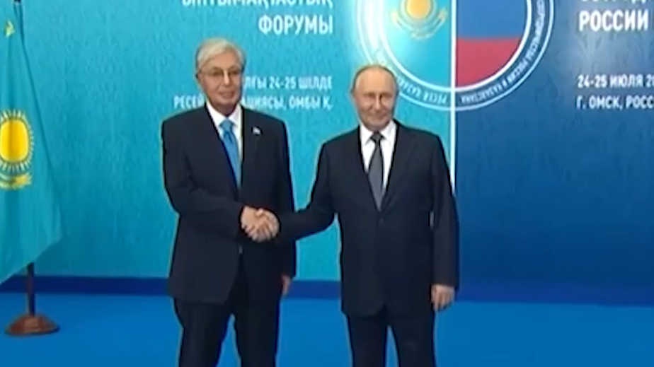 Путин встретился с Токаевым на форуме в Омске. Видео