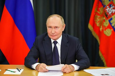 Путин и Токаев осматривают стенды с видеопрезентацией на форуме в Омске