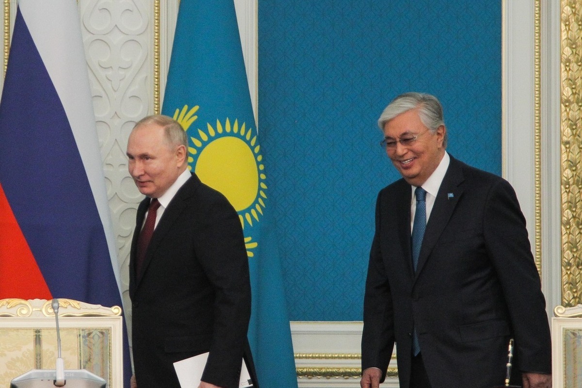 Путин и Токаев провели переговоры на форуме в Омске